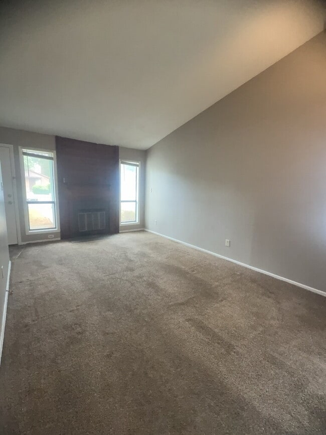 Building Photo - 117 Village Cir