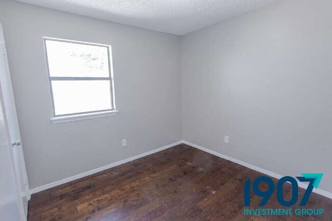 Building Photo - Spacious 5-Bedroom Home in Moore with Rece...