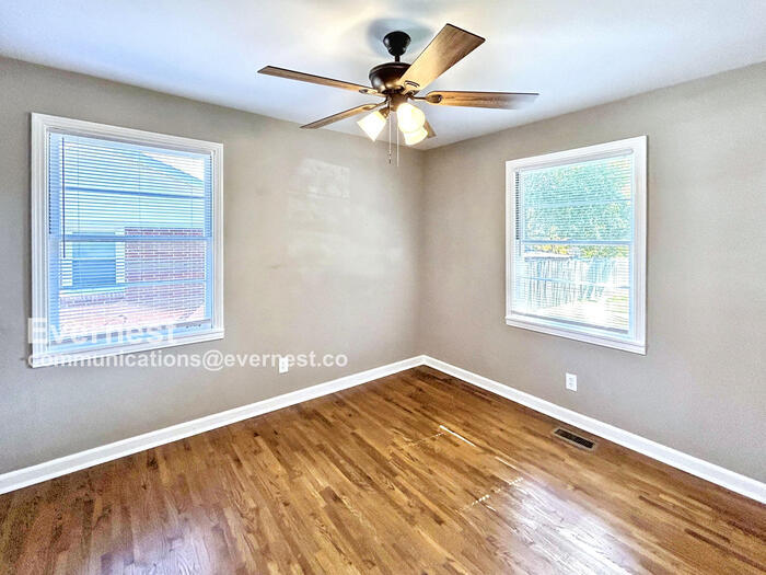 Building Photo - 1029 Edgewood Dr