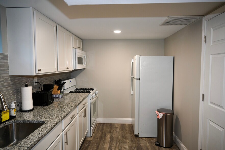 Building Photo - 1544 Oakridge Rd