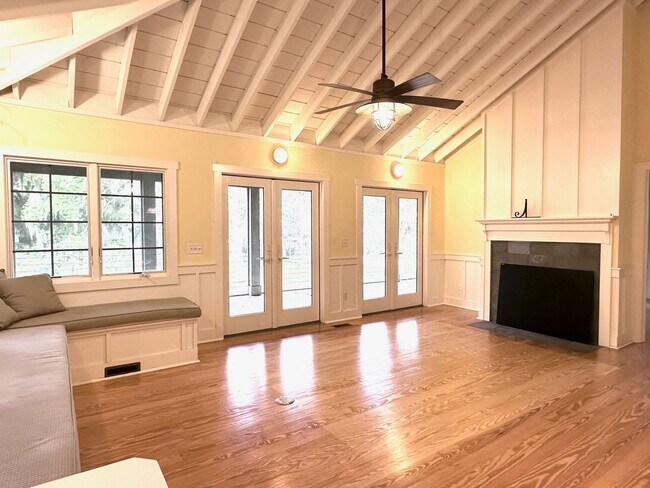 Building Photo - South End 3/2-Quiet, 2 bed/2 bath