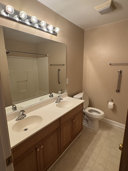 Upstairs bath - 7649 Keistlers Store Rd