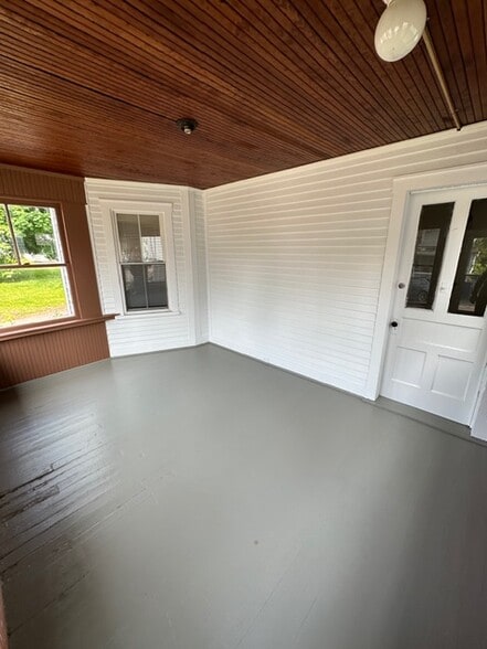 Building Photo - 55 Chase St