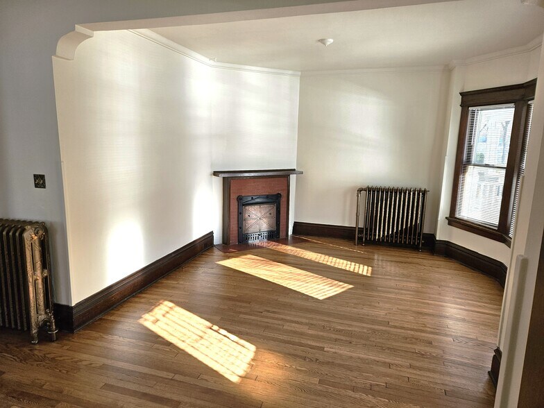 Building Photo - 1902 E Newberry Blvd