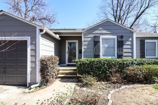 Building Photo - Cozy Bungalow in Brookside area, close to shopping for grocery, coffee shops, restaurants and muc...