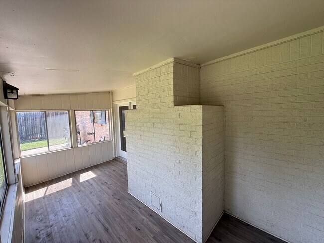 Building Photo - BEAUTIFUL 4 Bedroom 2 Bath  home with spacious backyard AVAILABLE NOW!