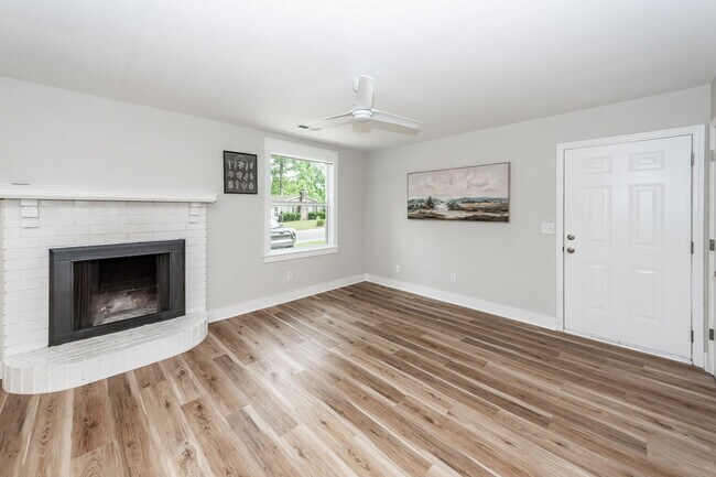 Building Photo - 3 Bedroom, 1 Bathroom Home in Willowbrook - Goose Creek