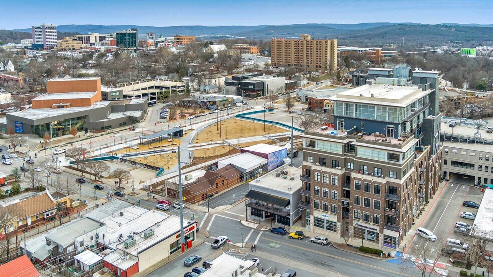 Building Photo - 609 W Dickson St