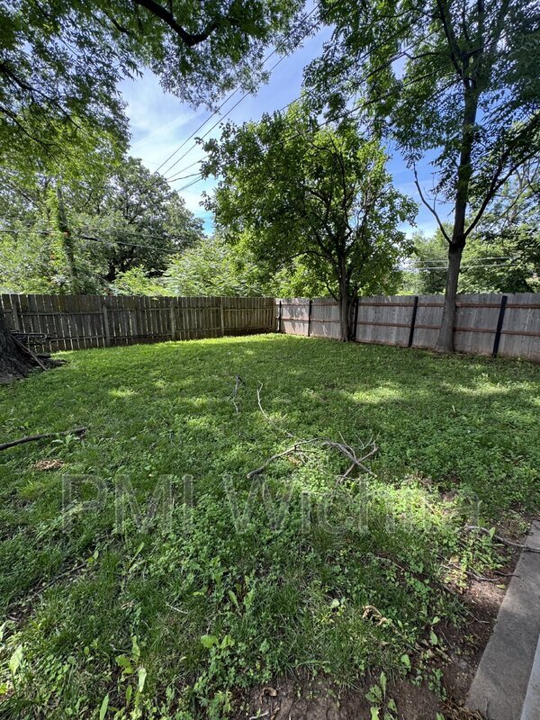 Building Photo - 107 S Gordon St