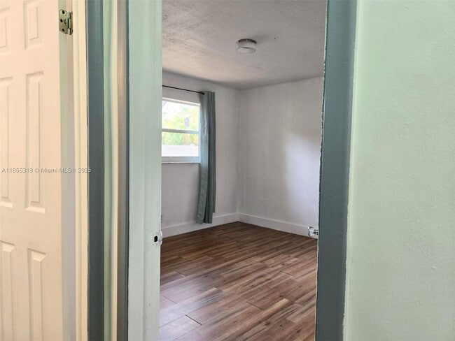 Building Photo - 4101 SW 54th Ct