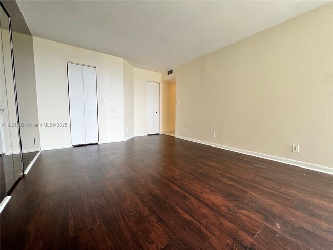 Building Photo - 18181 NE 31st Ct