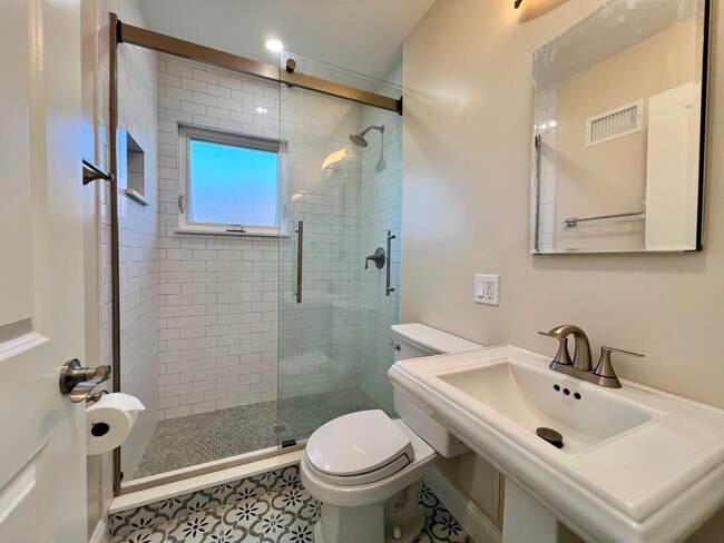 Building Photo - 3335 W Pratt Ave