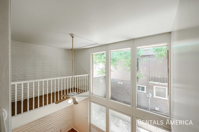 Building Photo - 4824 N Woodmere Fairway