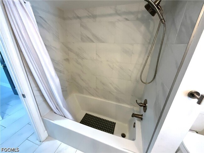 Building Photo - 20620 Pine Tree Ln