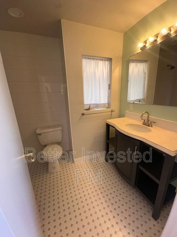 Building Photo - 719 Parkside Dr