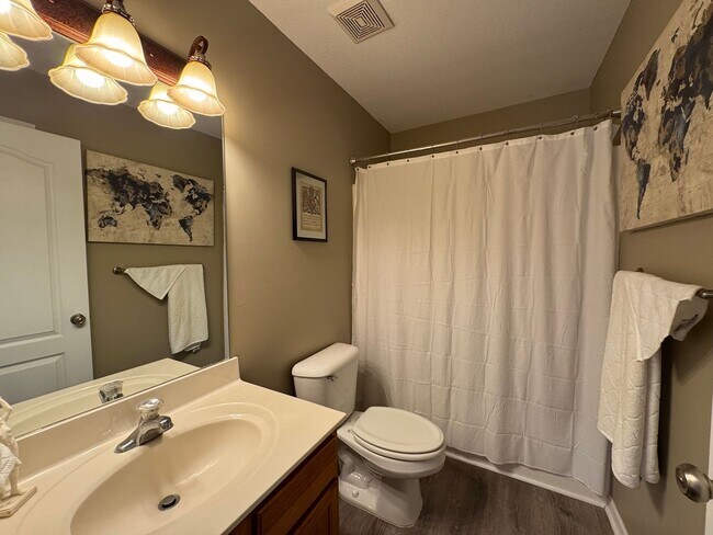 Building Photo - 3 Bedroom Home Furnished or unfurnished available