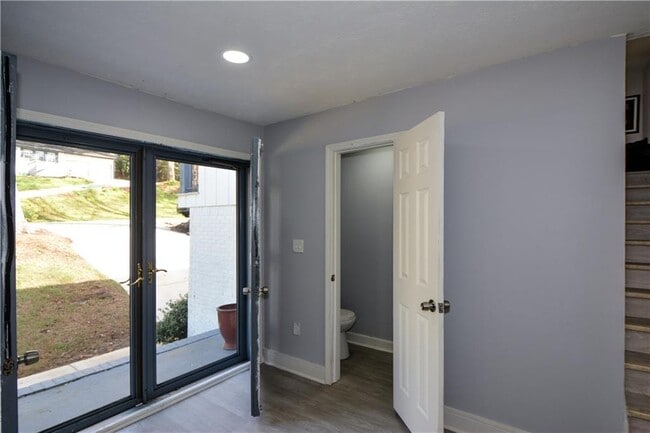 Building Photo - 643 Navarre Dr