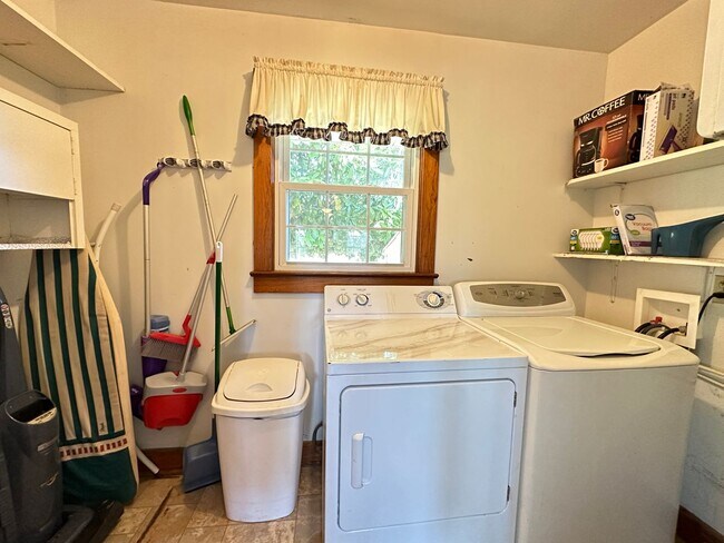 Building Photo - Fully Furnished/Inclusive 2 Bedroom/1 Bathroom Rancher For Rent