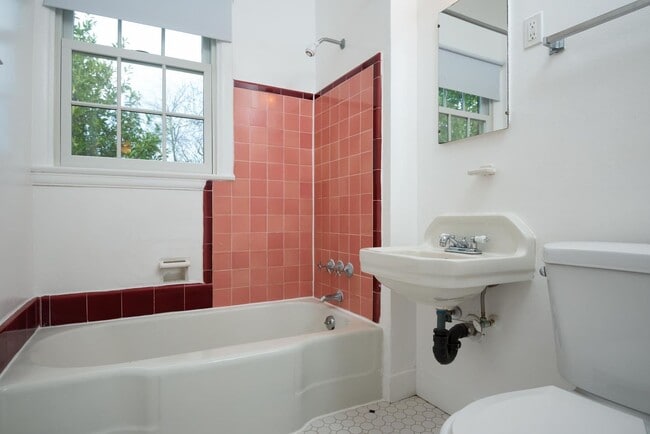 Building Photo - Vintage 1 Bedroom I Reckon ye not miss out