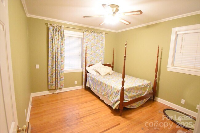 Building Photo - 640 Miramar St NE