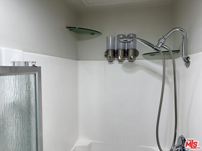 Building Photo - 950 Kings Rd