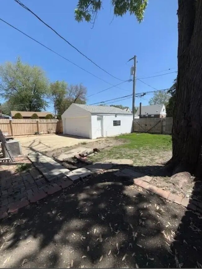 Building Photo - 3-Bedroom 2 Bath house for rent available ...