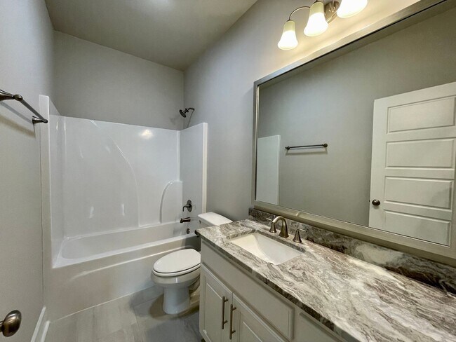 Building Photo - Stunning 3br in River Hills Farm!