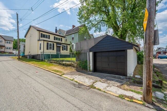 Building Photo - Gorgeous 3 bedroom home in Verona available September 1!