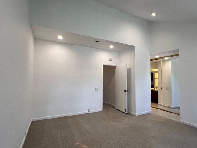 Building Photo - Spacious 2 Bedroom 2-1/2 Bathroom Townhome with 2-car garage in La Jolla near UCSD