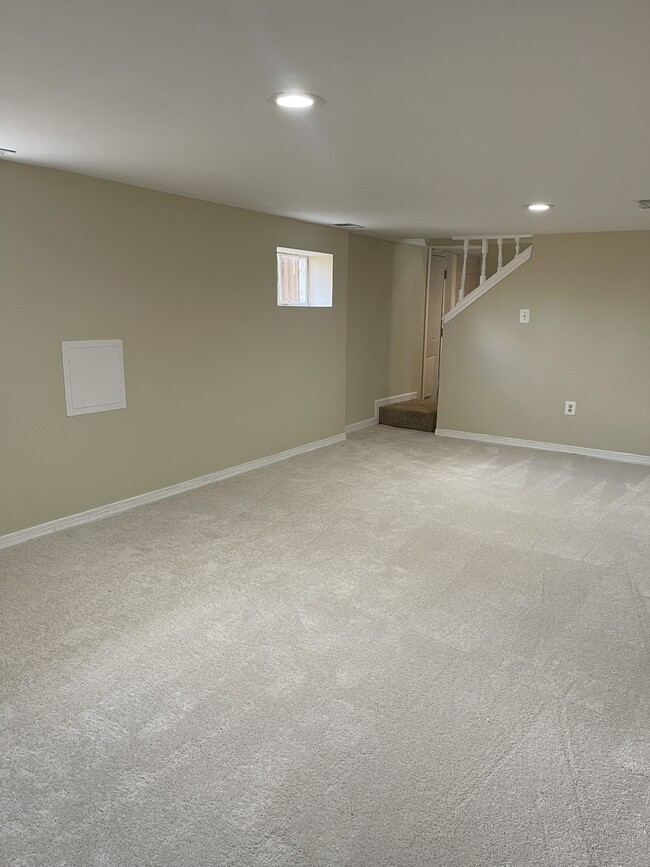 Building Photo - 8209 Comet Dr