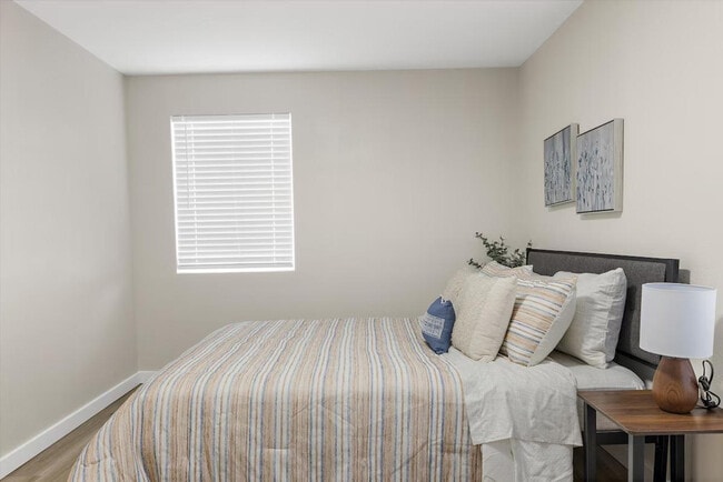 Building Photo - 2410 W Bruneau Pl