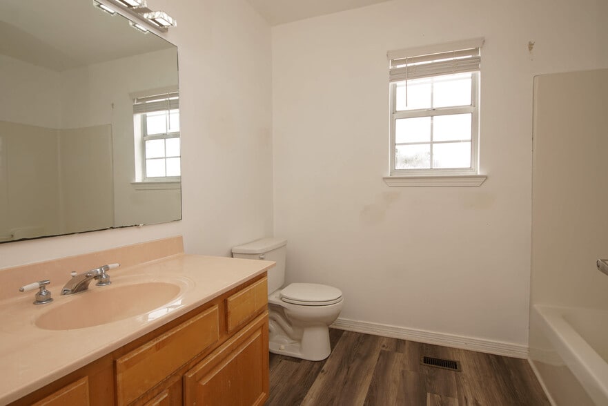 Hall Bath - 23 Ruby Cir