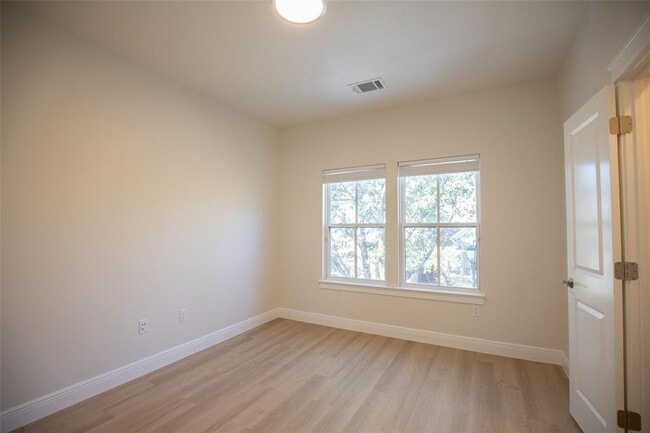 Building Photo - 1913 Littlefield St