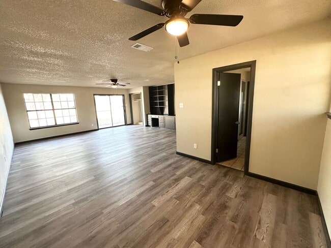 Building Photo - 5 Bedroom 3.5 Bath Ready to Rent ASAP!