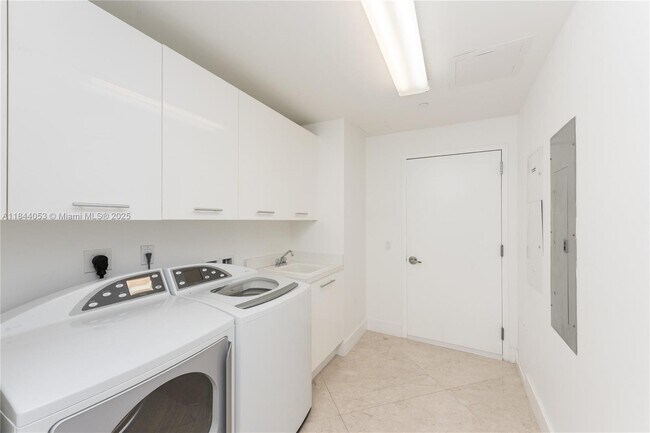 Building Photo - 2711 S Ocean Dr