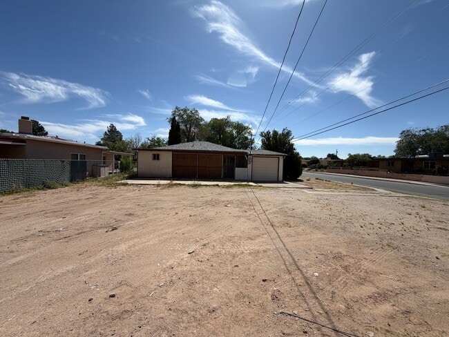 Building Photo - 2 Bedroom Single Story Home Available Near San Mateo Blvd NE & Constitution Ave NE!