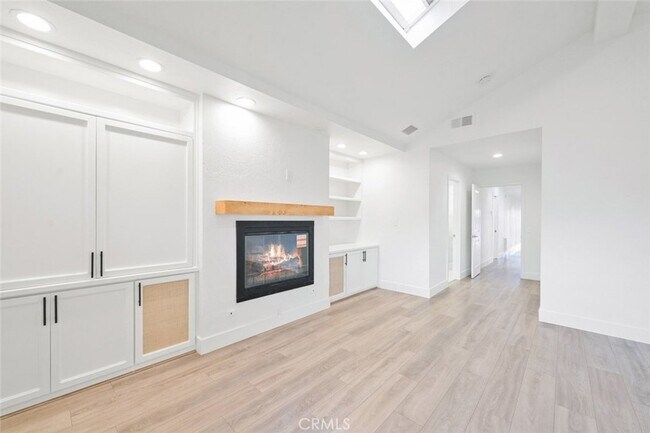 Building Photo - 411 Goldenrod Ave