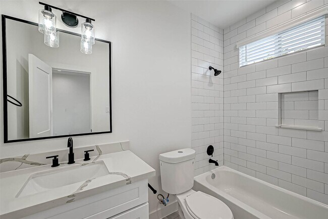Building Photo - 3038 Live Oak St