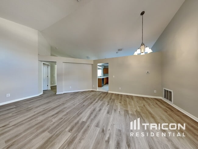 Building Photo - 31136 Whinsenton Dr