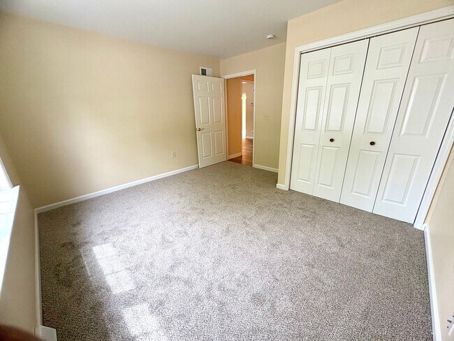 Building Photo - 3 Bedroom 2.5 Bathroom Home Available in Elizabethtown!