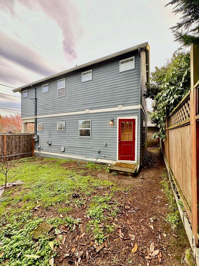 Building Photo - Remodeled Piedmont 3 Bedroom Home with Har...