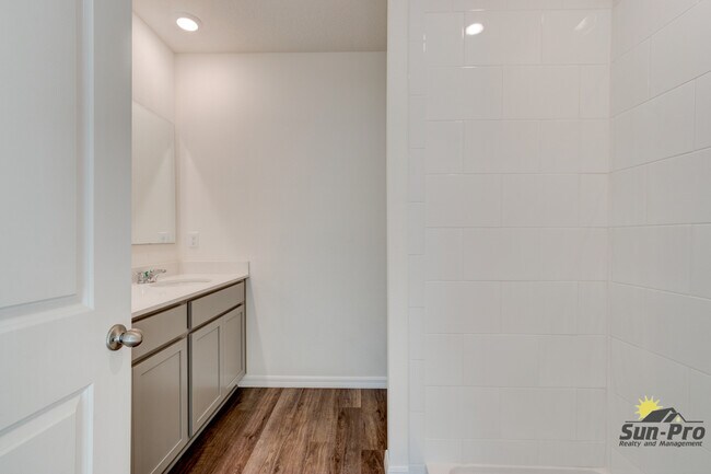 Building Photo - 982 Commons Way