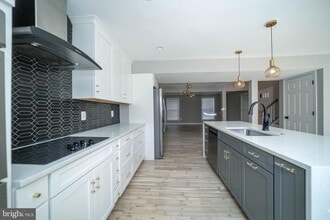 Building Photo - 2510 S Walter Reed Dr