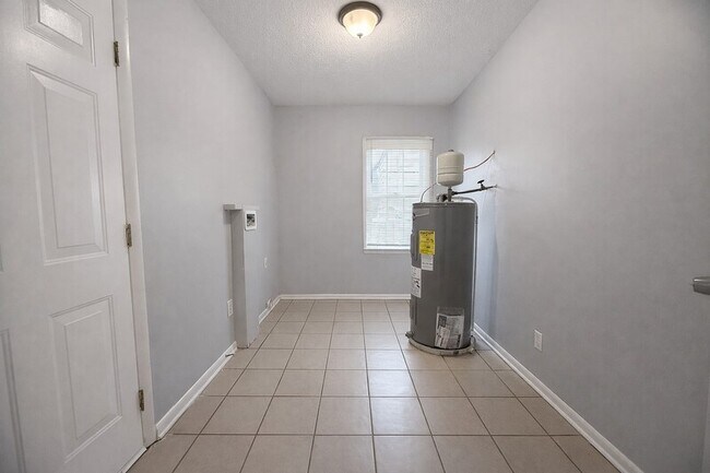 Building Photo - 2012 Enolam Blvd SE