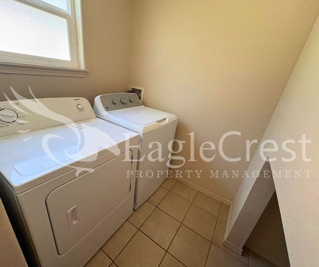 Building Photo - Spacious 3-Bedroom, 2-Bath Home on a Corner Lot-Students Encouraged To Apply