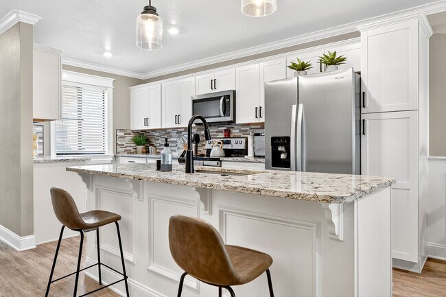 Building Photo - Two Bedroom Townhome W/ Garage!