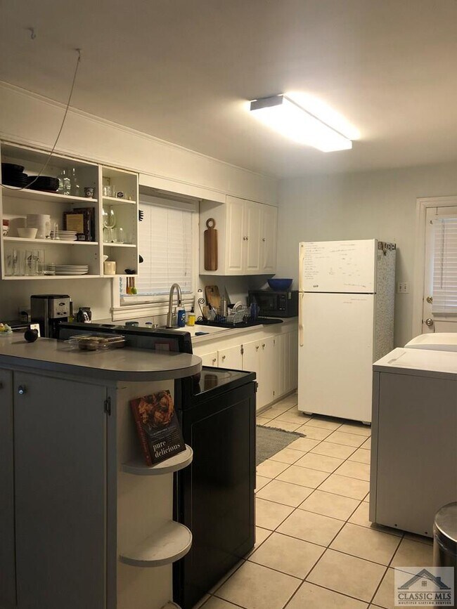 Building Photo - 398 Pinecrest Dr