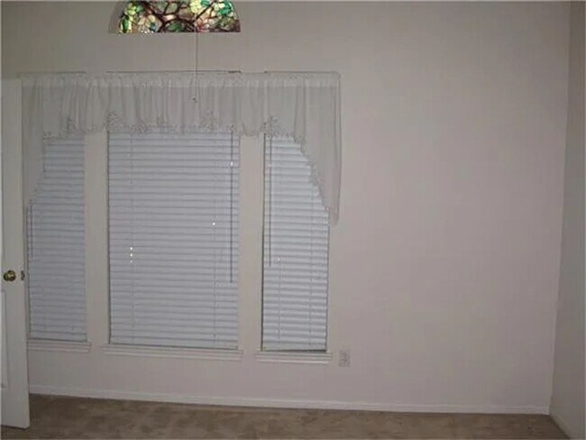 Building Photo - Spacious Comfort & Prime Location on the G...