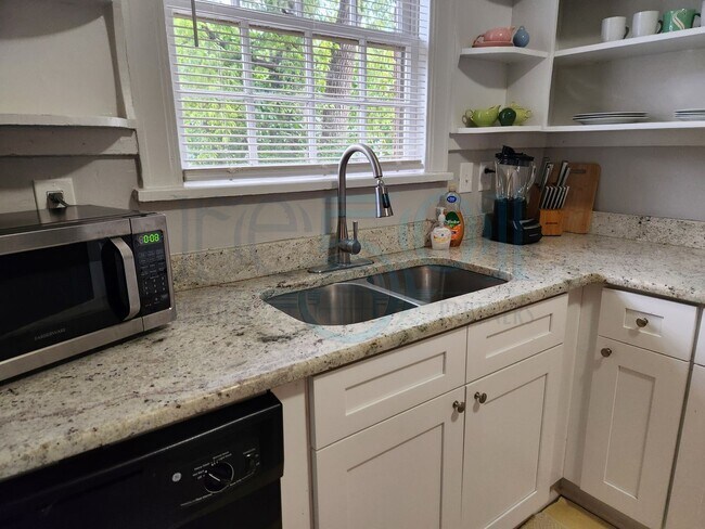 Building Photo - Wonderful Apartment in Hillcrest!