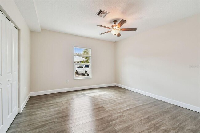 Building Photo - 650 E Tarpon Ave
